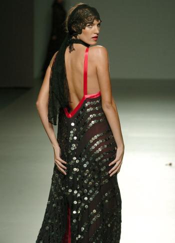 0000676213 laura sánchez lleva vestido de noche con vuelo y paillettes en forma de lunares, diseño de la colección primavera-verano 2006 de la alemana, afincada en españa, anke schlöder