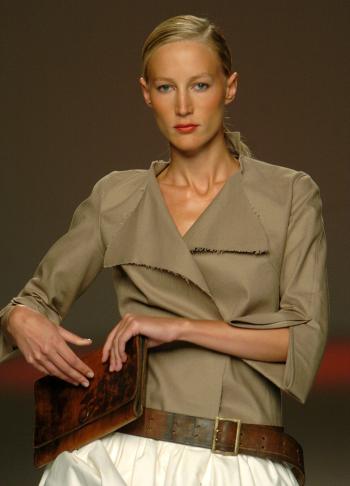 amisa con remates de cuello deshilados y falda de algodón blanco, diseño de la colección primavera-verano 2006 de juanjo oliva