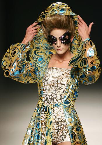 brigo de plástico estampado sobre body en dibujos brillantes,diseño de la colección primavera-verano 2006 de carlos díez