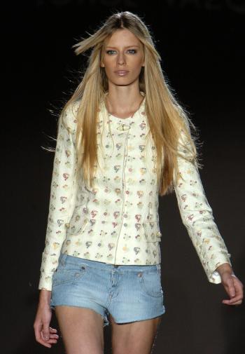 Chaqueta en lana rústica estampada y minipantalón vaquero, diseño de la colección primavera-verano 2006 de Jorge Vázquez.