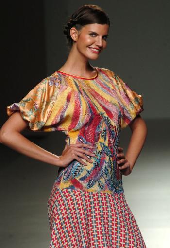 Falda, en dibujos geométricos, y  blusa a pinceladas, diseño de la colección primavera-verano 2006 de, Anke Schlöder.