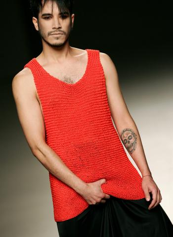 Jersey sin mangas de hilo grueso tejido a mano con falda negra, diseño de la colección primavera-verano 2006 de Carlos Díez.