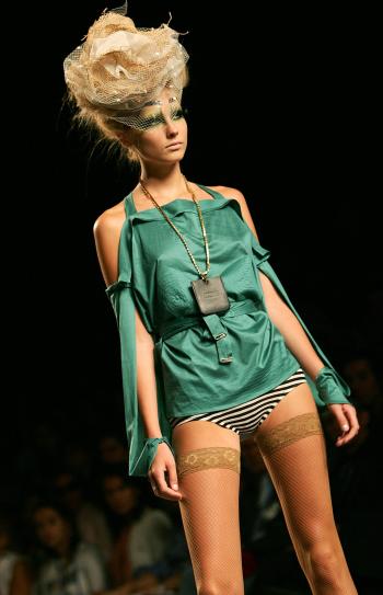 Blusa de seda verde, uno de los diseños de anteriores colecciones, presentado por Ion Fiz.