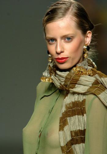 Blusa semitransparente en gasa verde, foulard con rayas marrones y grandes pendientes de cristal, diseño de la colección primavera-verano 2006 de la alemana, residente en España, Anke Schlöder.