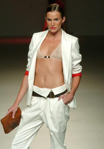 Chaqueta y pantalón blanco con cinturilla vuelta y remate de mangas en rojo, diseño de la colección primavera-verano 2006 de Juanjo Oliva.