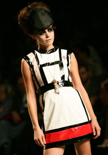 Minivestido de charol, uno de los diseños de anteriores colecciones, presentado  por Ion Fiz.