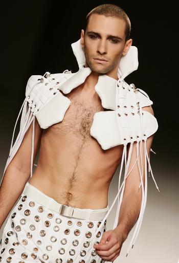 Pantalón con arandelas metálicas en cuero blanco y pieza con cuello a juego, diseño de la colección primavera-verano 2006 de Carlos Díez.