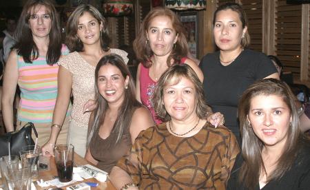 Laura de Aguirre, FátimaAlanís, Blanca de Arteaga, Martha Esquivel, María Luisa de Benavides, Luz Morales y Laura de García, en reciente convivencia.