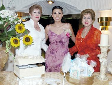 Vanessa junto a su tía Ofelia Siller de Anda y su mamá Luz María Siller Cedillo