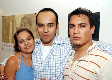Leslie y Alex Nasa, con Jesús Flores.
