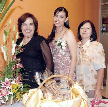 D-Abril Cepeda Rubio junto a su mamá, la Sra. Dora Rubio y su suegra, Alma Rosa Torre..