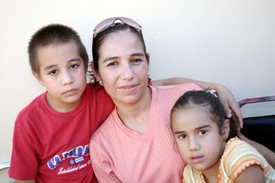 Antonio Towns Díaz, Nelly Díaz Towns y Valeria Towns Díaz.
