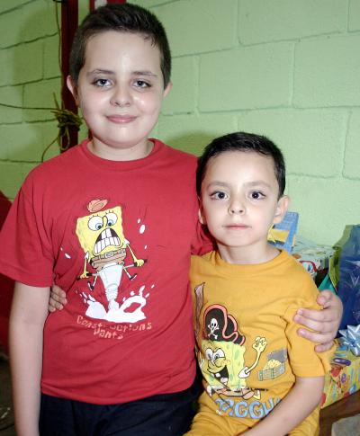Jesús Javier Osuna Domínguez acompañado por su hermanito Javier Eduardo, el día que festejó su quinto cumpleaños.