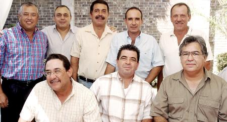 Roberto en compañía de Jorge Cepeda, Arturo Madero, José del Río, Emilio Rodríguez, Antonio González, Hernando Garrido y Alberto Martínez.