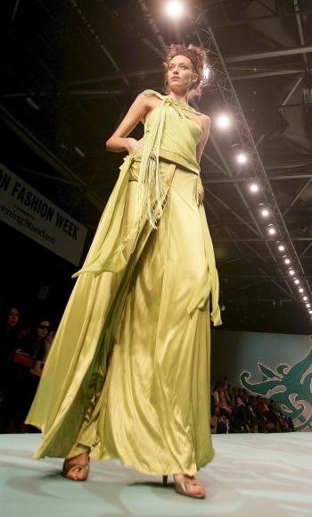 Diseñadora: Ashley Isham.
Moda presentada en Londres.