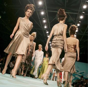 Diseñadora: Ashley Isham.
Moda presentada en Londres.