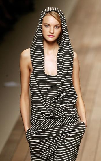 Una modelo presenta una creación de la colección Primavera-Verano 2006 de Max Mara.