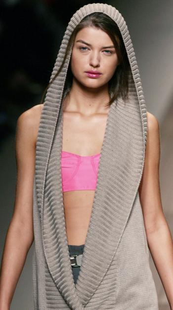 Una modelo presenta una creación de la colección Primavera-Verano 2006 de Max Mara.