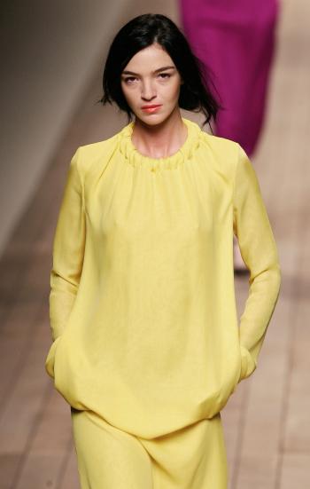 Una modelo presenta una creación de la colección Primavera-Verano 2006 de Max Mara.