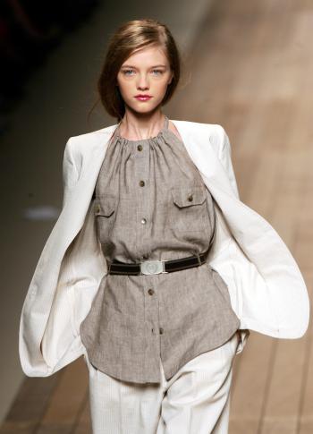 Una modelo presenta una creación de la colección Primavera-Verano 2006 de Max Mara.
