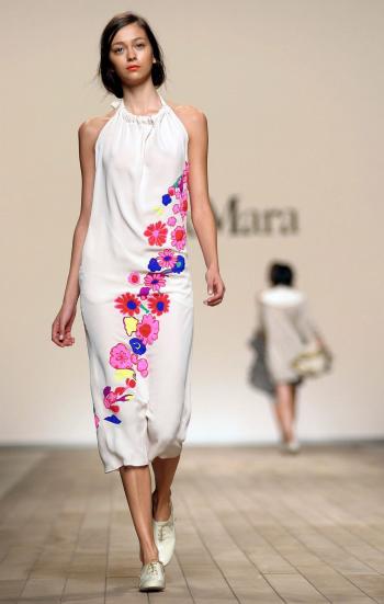 Una modelo presenta una creación de la colección Primavera-Verano 2006 de Max Mara.