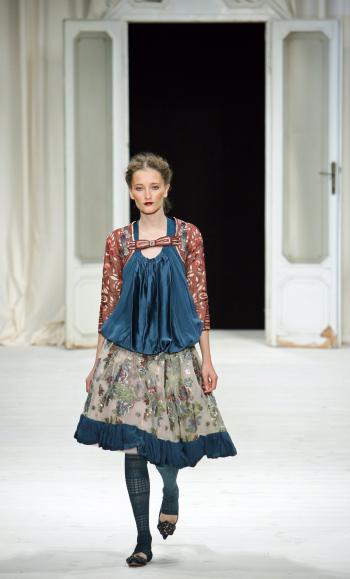 Modelo de la creación de Antonio Marras, durante la pasarela en la Semana de la Moda en Milán.