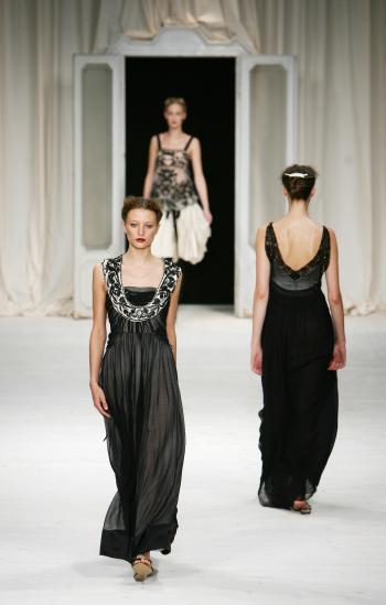 Modelo de la creación de Antonio Marras, durante la pasarela en la Semana de la Moda en Milán.