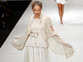 Modelo de la creación de Antonio Marras, durante la pasarela en la Semana de la Moda en Milán.