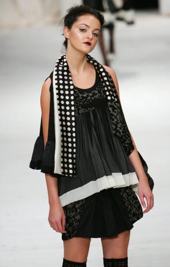 Modelo de la creación de Antonio Marras, durante la pasarela en la Semana de la Moda en Milán.