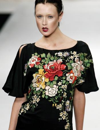 Modelo de la creación de Antonio Marras, durante la pasarela en la Semana de la Moda en Milán.