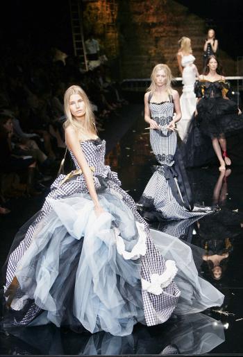 Una modelo presenta una creación de la colección Primavera-Verano 2006 de Dolce & Gabbana durante su desfile en la pasarela de Milán.