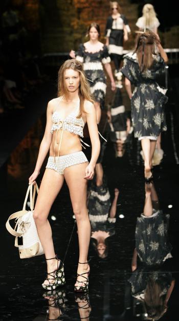 Una modelo presenta una creación de la colección Primavera-Verano 2006 de Dolce & Gabbana durante su desfile en la pasarela de Milán.