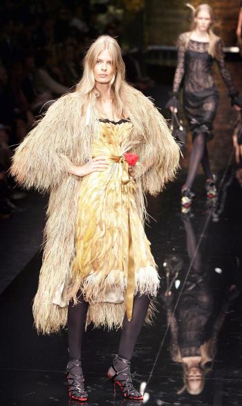 Una modelo presenta una creación de la colección Primavera-Verano 2006 de Dolce & Gabbana durante su desfile en la pasarela de Milán.