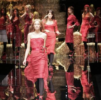 Una modelo presenta una creación de la colección Primavera-Verano 2006 de Dolce & Gabbana durante su desfile en la pasarela de Milán.