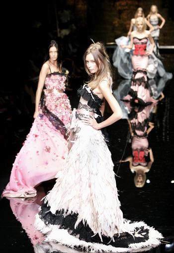 Una modelo presenta una creación de la colección Primavera-Verano 2006 de Dolce & Gabbana durante su desfile en la pasarela de Milán.