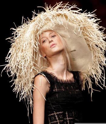 Una modelo presenta una creación de la colección Primavera-Verano 2006 de Dolce & Gabbana durante su desfile en la pasarela de Milán.