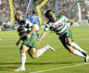Con los dos goles anotados anoche frente a Cruz Azul, el jugador Rodrigo “El Pony” Ruiz rebasó la marca de 46 goles que ostentaba el hondureño Juan Flores Madariaga, como el mejor segundo goleador en la historia del Santos Laguna.