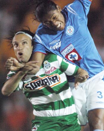 Con 15 minutos por jugarse del partido, Matías Vuoso le ganó un balón al “Conejo” que salió a destiempo en las afueras del área y cometió falta para irse anticipadamente a las regaderas. Joel Rangel, quiso compensar la expulsión, al mostrar tarjeta roja a Júnior César minutos después; el brasileño despojó correctamente a Restrepo dentro del área lagunera.