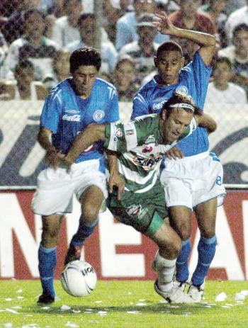 En la parte complementaria Santos casi abre el marcador por conducto de Miguel Zepeda, al bajarle Matías Vuoso un balón con el pecho, pero el “Conejo” atajó bien la intentona que amenazaba con introducirse a las redes.