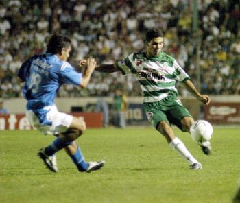 El colombiano John Javier Restrepo, se encontró un rechace después de un corner, aunque lamentablemente para su causa, salió a las manos de Mauricio Caranta. Los albiverdes contestaron con una gran triangulación entre Rafael Figueroa, Matías Vuoso y Miguel Zepeda, donde este último jaló del gatillo muy desviado, tanto que el balón abandonó la cancha por la banda.