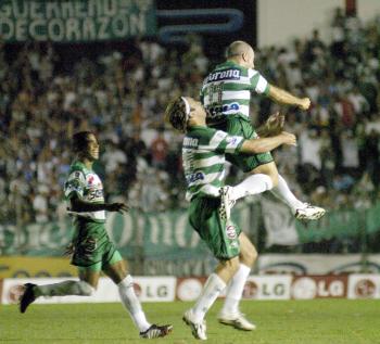 Los goles de los laguneros, fueron de Rodrigo Ruiz a los minutos 77 y 80 de tiempo corrido en impecables cobros de tiros libres, así como del nayarita Elgabry Rangel en el 87. Por los azules marcaron Francisco Fonseca al 51 y el colombiano John Javier Restrepo al 85.