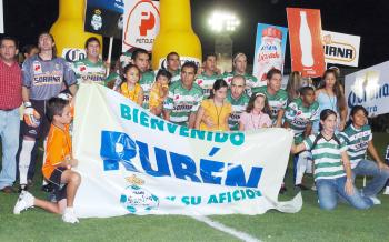 Santos Laguna supo sobreponerse a un marcador adverso y a una controvertida decisión arbitral, para imponerse en partido de volteretas, 3-2 a la Máquina Celeste de la Cruz Azul, en juego que cerró la décima fecha del Torneo Apertura 2005.