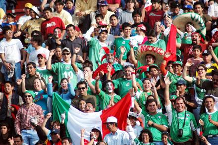El diario Perú 21 tituló: 'México lindo y querido' e indicó que con un fútbol inteligente y lleno de talento, los mexicanos rompieron los pronósticos y alzaron por primera vez una copa del mundo.
   'Miles de litros de tequila habrán discurrido en las gargantas de los mexicanos que anoche, por primera vez, conocieron la gloria de ser campeones mundiales', señaló el periódico.