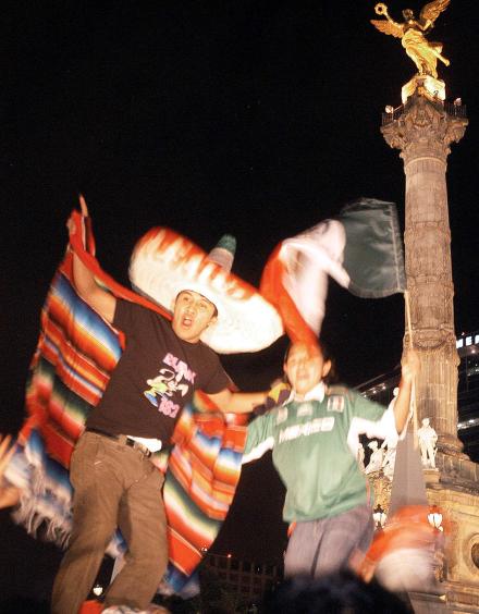 Fue un categórico 3-0, conseguido con goles de Carlos Vela, Omar Esparza y Ever Guzmán, ante un lleno total en el Estadio Nacional, expresó el cotidiano peruano al calificar de 'brillante' e 'histórica' la victoria mexicana.