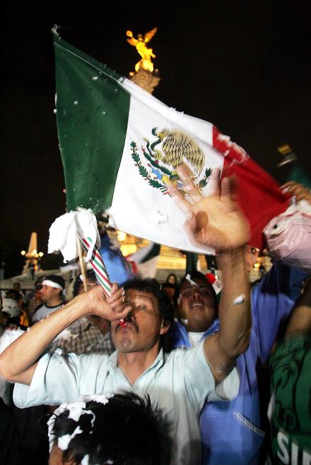 Con gritos como '­México campeón!, ­México campeón!', y '­Sí, se pudo!, ­Sí, se pudo!', celebraron los eufóricos aficionados que se dieron cita en el Monumento a la Independencia, popularmente conocido como 'El Angel', en la capital del país.