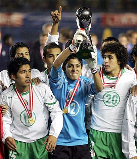 Ante 39 mil espectadores reunidos en el Estadio Nacional de Lima, el goleador Carlos Vela abrió el marcador con una palomita a los 31 minutos, y dos minutos después Omar Esparza estiró la diferencia con un remate cruzado al palo derecho del arco brasileño.