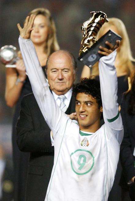 Además de la copa, México celebró por tener en sus filas al máximo goleador del torneo, Carlos Vela, que convirtió en cinco ocasiones durante el torneo disputado en suelo peruano.