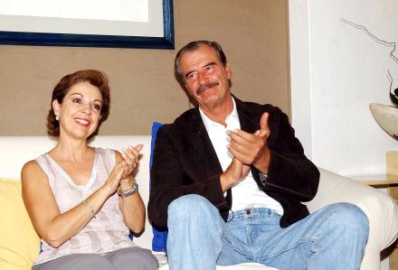El presidente mexicano Vicente Fox también se sumó al júbilo, felicitando vía telefónica al entrenador del equipo juvenil, Jesús Ramírez.

  'Nos tiene felices acá a todo mundo en México, ya en 'El Angel' hay muchísima gente, hay fiesta en todo el país, felicidades, que gran triunfo', dijo el mandatario.
  'Jugaron fenomenal', añadió.