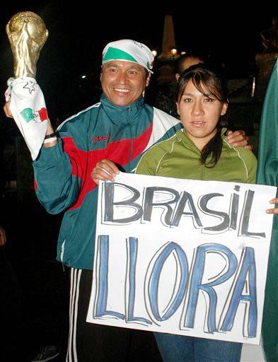 La selección mayor nunca ha pasado más allá de la fase de cuartos de final en una Copa del Mundo, por lo que la afición habitualmente esgrime frases como 'jugamos como nunca y perdimos como siempre'.
Tras quedar en segundo lugar de su grupo, que compartió con Turquía, Australia y Uruguay, el equipo mexicano eliminó en los cuartos de final a Costa Rica, y a Holanda en la semifinal.