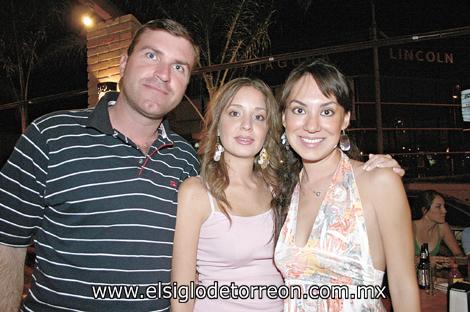 Emilio Solana, Andrea Valencia y Mónica de Ruíz